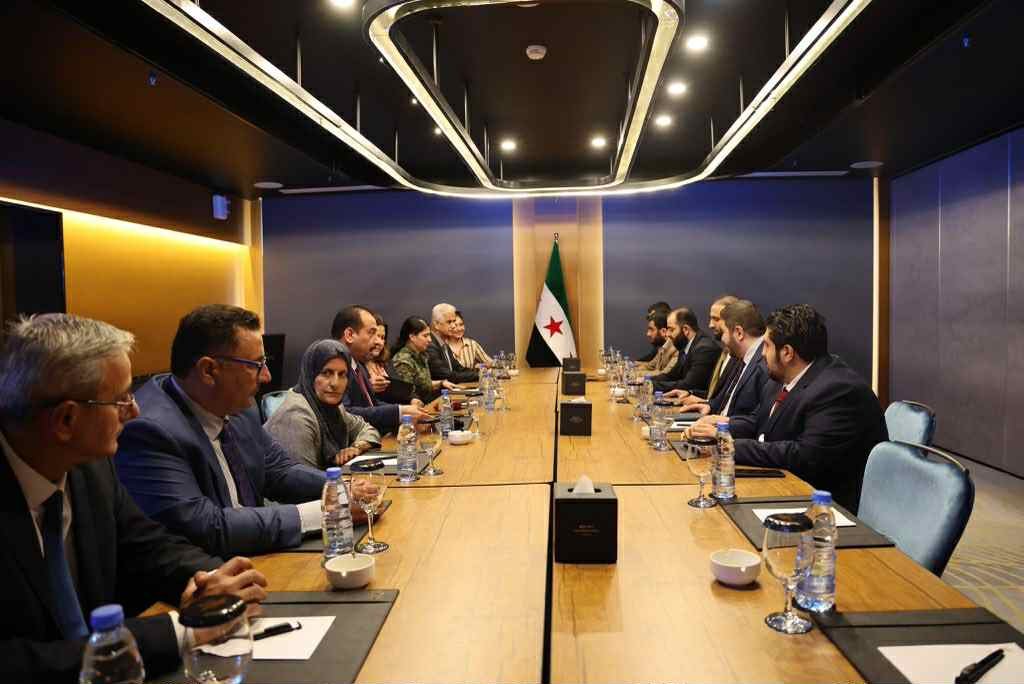 في حضور العلم السوري … دمشق ترسم حدود الدولة في وجه الإدارة الذاتية